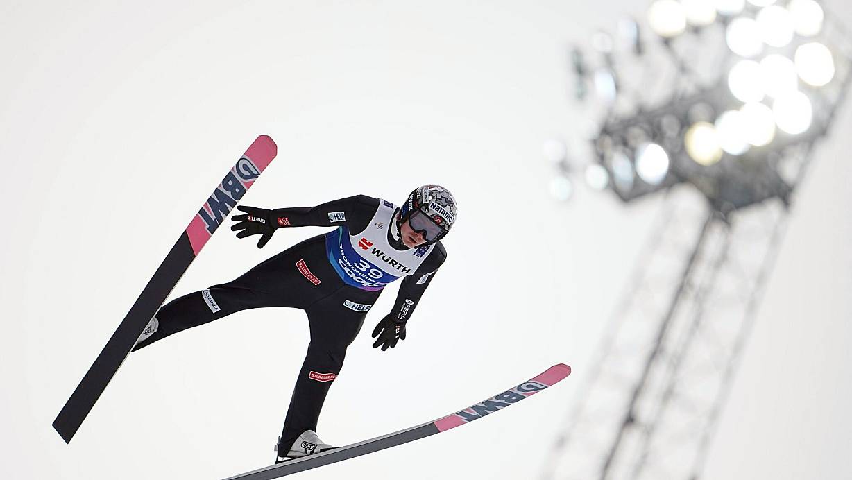Norwegens Skispringer Marius Lindvik ist für drei Monate gesperrt worden. (Archivbild) | © Georg Hochmuth/APA/dpa