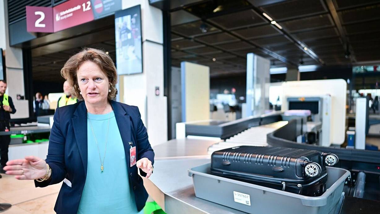 Flughafenchefin Aletta von Massenbach stellt neue CT-Scanner am Flughafen BER vor. | © Sebastian Christoph Gollnow/dpa
