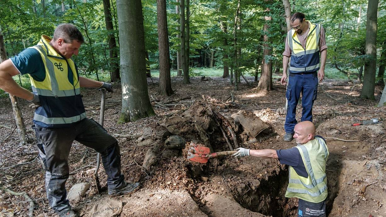 Archäologen haben in Schleswig-Holstein statt der vermuteten Raubgrabung eine Gefechtsstellung der Bundeswehr ausgegraben. | © Markus Scholz/dpa