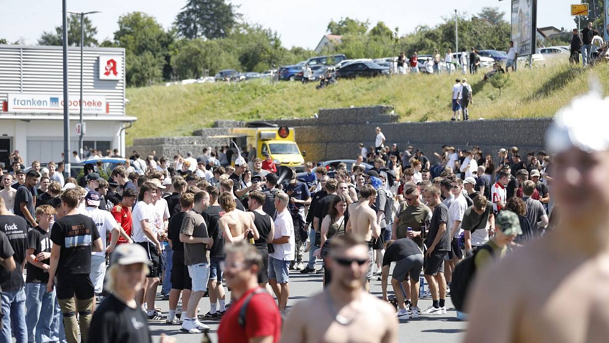 Tausende Menschen haben sich laut Polizei in und um Altschauerberg in Mittelfranken versammelt - sogenannte Hater des Youtubers «Drachenlord». | © David Oßwald/NEWS5/dpa