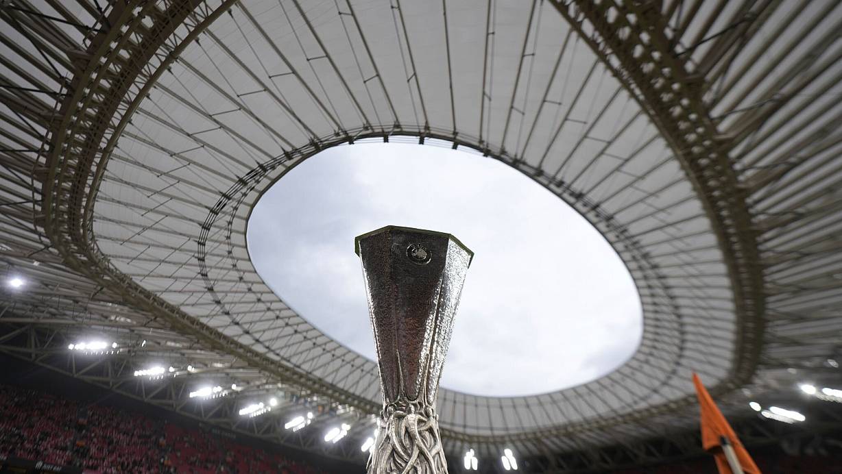 Der Europa-League-Pokal ist mit 15 Kilogramm die schwerste Trophäe der UEFA. | © Bernat Armangue/AP/dpa