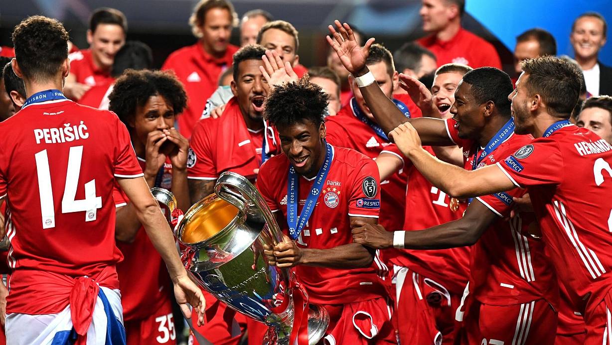 Kingsley Coman mit dem Champions-League-Pokal 2020 in Lissabon. | © Michael Regan/Getty Images via UEFA/dpa