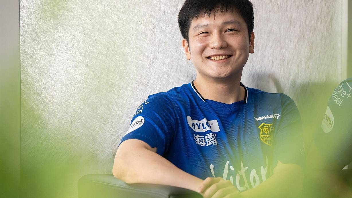 Tischtennis-Star Fan Zhendong bei seiner Vorstellung in Saarbrücken. | © Harald Tittel/dpa