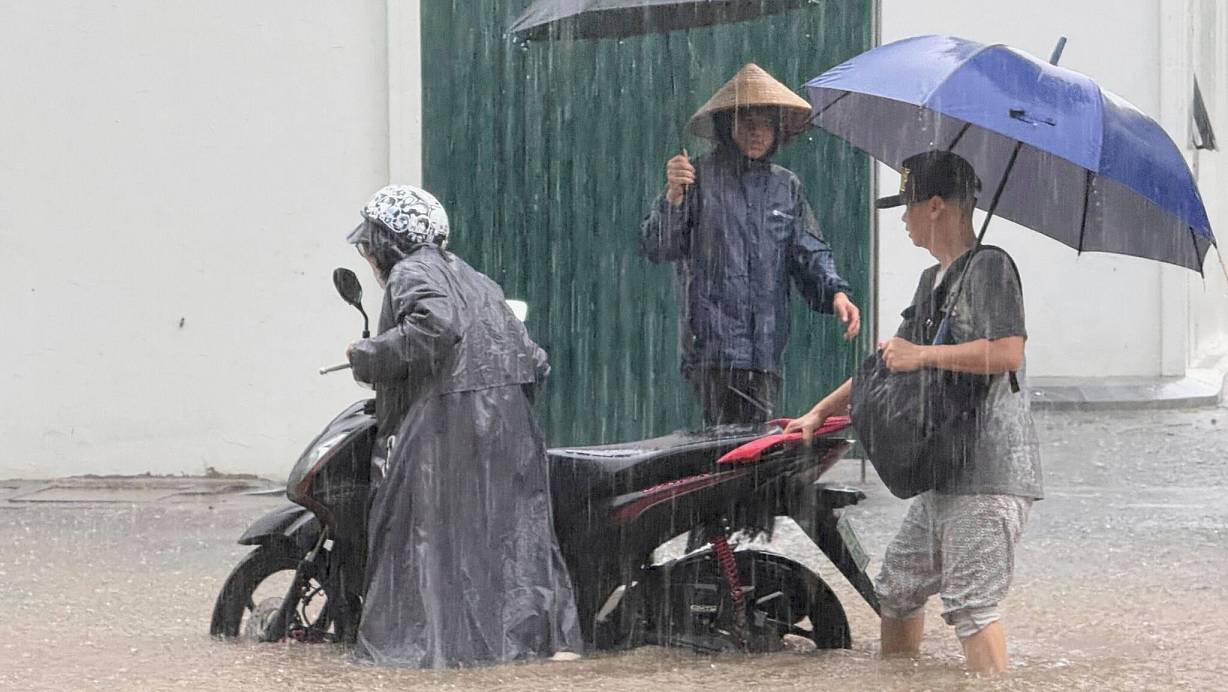 In Hanoi standen viele Straßen unter Wasser. | © Hau Dinh/AP/dpa
