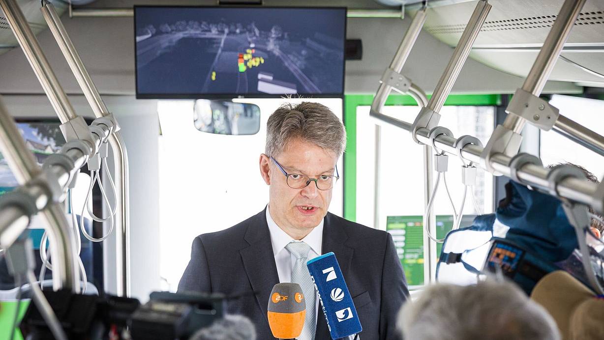 Verkehrsminister Schnieder zeigt sich nach seiner Fahrt im autonomen Bus beeindruckt. | © Moritz Frankenberg/dpa