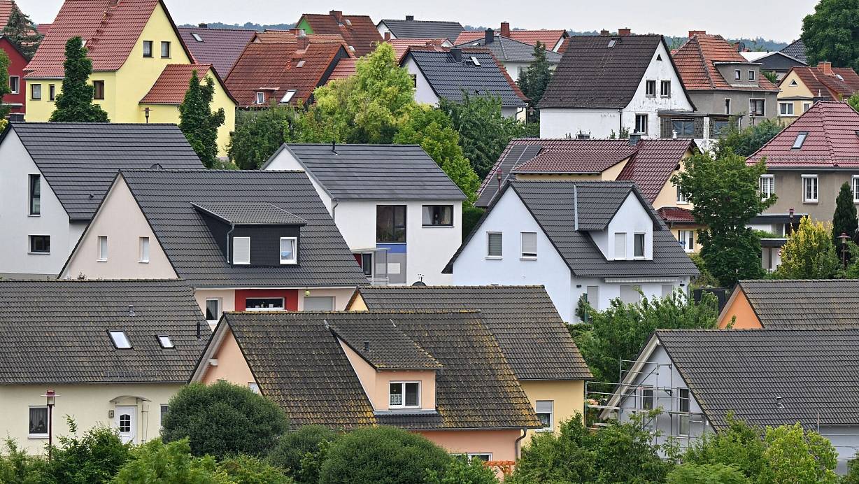 Werden nicht vollständig abbezahlte Immobilien innerhalb der Spekulationsfrist übertragen, oder müssen etwa Geschwister ausgezahlt werden, kann es sich lohnen, einen Steuerexperten zurate zu ziehen. | © Martin Schutt/dpa/dpa-tmn