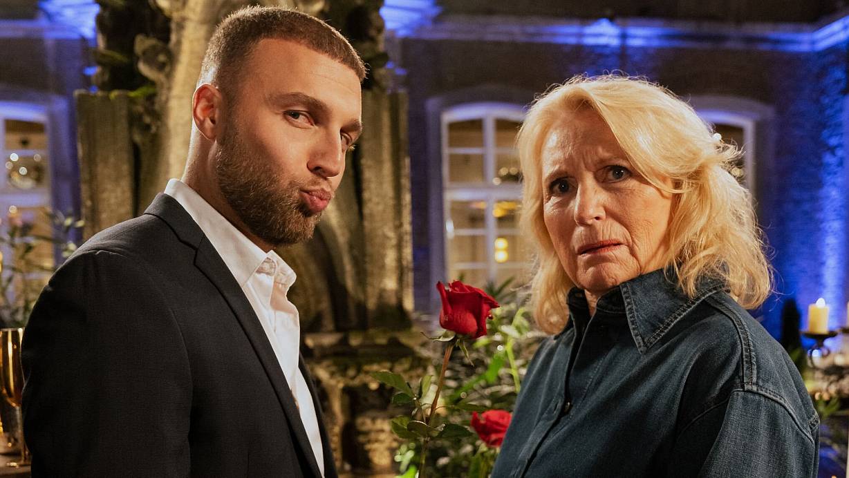 Realitystar Filip Pavlovi? und Satirikerin Maren Kroymann haben zusammen gedreht. | © -/ ARD Degeto Film/Ben Knabe,/dpa