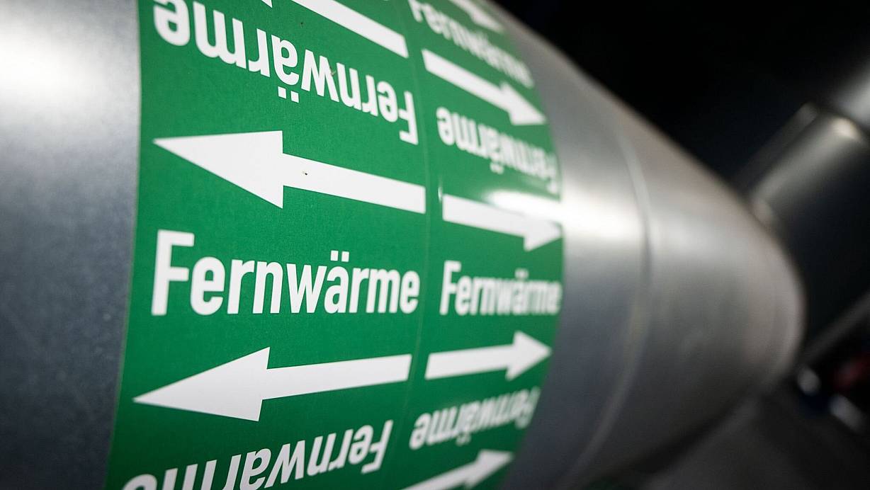 Der Deutsche Mieterbund warnt vor stark steigenden Kosten für Fernwärme. (Archivbild) | © Marijan Murat/dpa