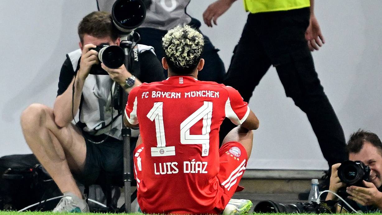Bayerns Luis Díaz bejubelt sein Tor zum zwischenzeitlichen 2:0 in Stuttgart. | © Bernd Weißbrod/dpa