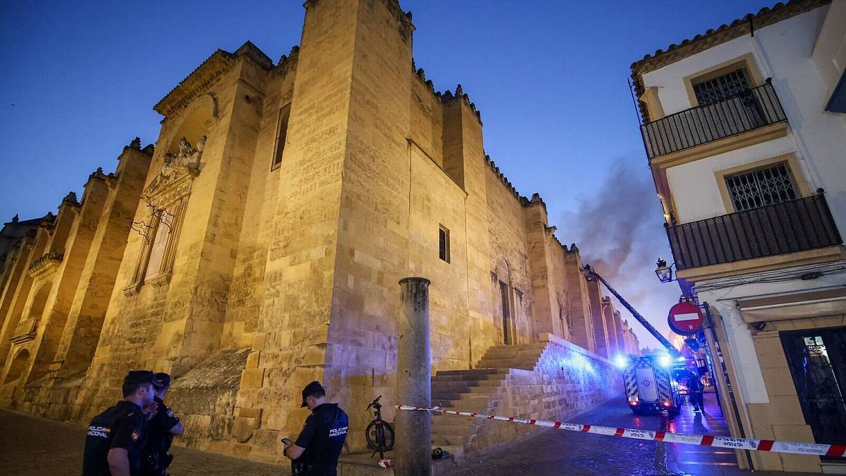In der berühmten Kathedrale von Córdoba brach am Freitagabend ein Feuer aus. | © Madero Cubero/EUROPA PRESS/dpa