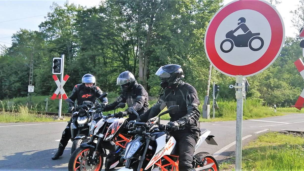Motorradfahrer dürfen ab dem 1. April von 12 bis 22 Uhr nicht mehr über den Rehberg von Langeland nach Altenbeken fahren. | © Burkhard Battran