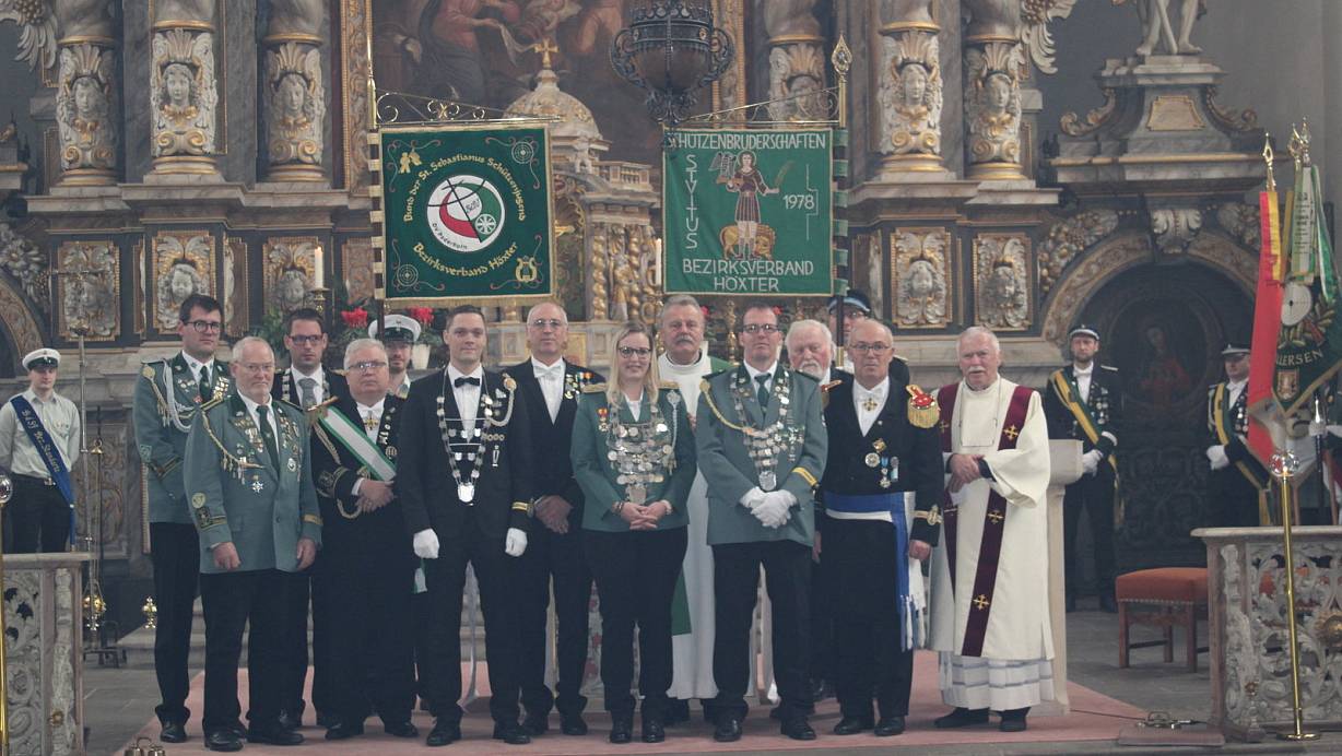 Traditionen verpflichtet: Die Offiziellen trafen sich vor der Messe zum gemeinsamen Foto vor der Abteikirche. | © Christina Lessmann