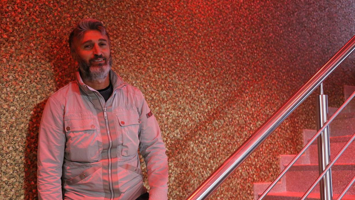 Salahattin Koc steht auf der Treppe in seinem Club. Bis er wieder aufmachen kann, hat er noch einen langen Weg vor sich. | © Lena Kley