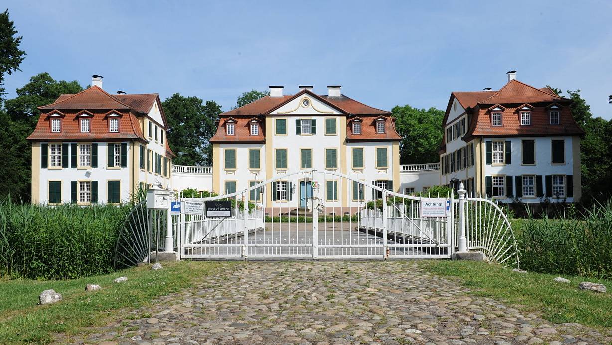 Schmuckstück: Schloss Hüffe in Lashorst wurde um 1775 in der Zeit des Übergangs vom Spätbarock zum Klassizismus gebaut. | © Joern Spreen-Ledebur