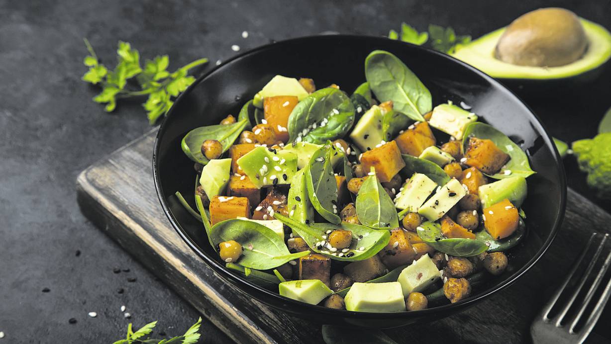 An veganer Ernährung scheiden sich die Geister. Einerseits soll sie gesund sein, aber auch zu Mangelerscheinungen führen können. | © Getty