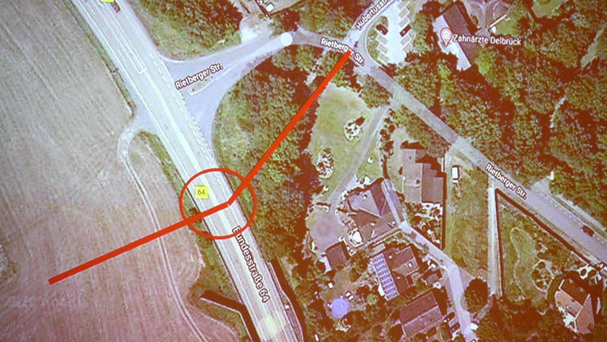 Von der Hubertusstraße aus soll der Tunnel zum Neubaugebiet Lerchenweg unter der Bundesstraße gegraben werden. | © Regina Brucksch