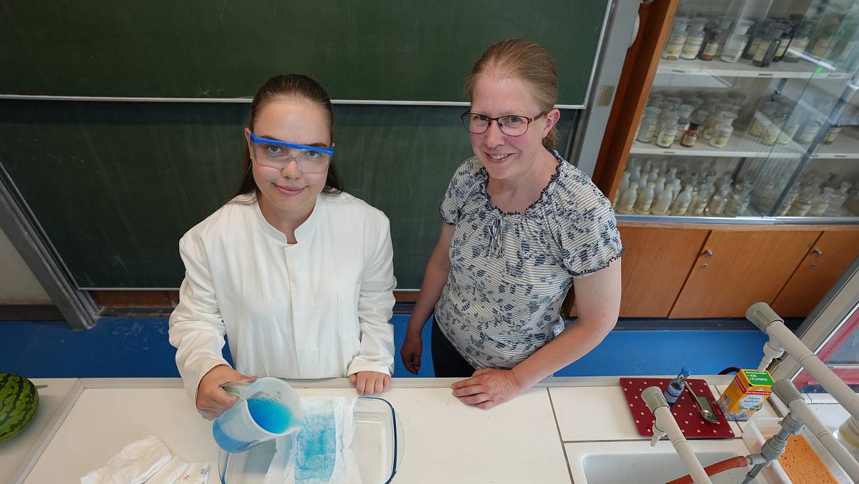 Die 14-jährige Eysan Cetin bei einem der vielen Windeltest im Chemielabor der Schule. AG-Lehrerin Frauke Diekmann assistiert fürs Foto. | © Peter Unger
