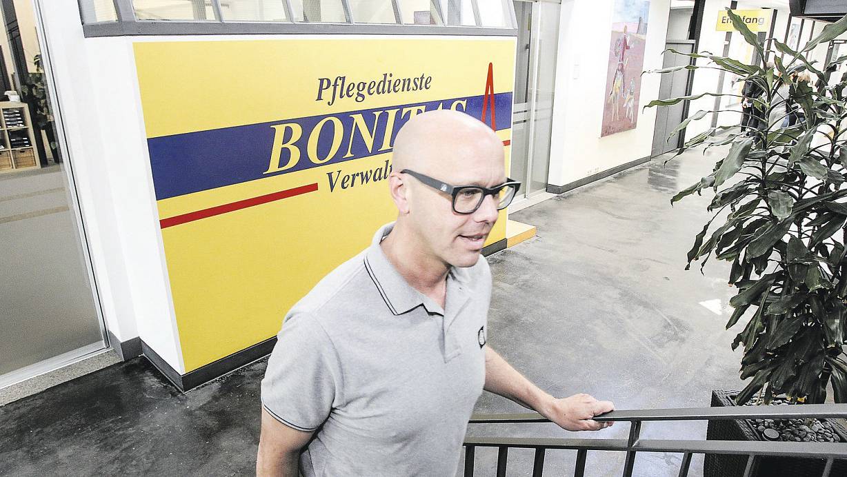 Aufwärts: Chef Lars Uhlen in der Verwaltung von Bonitas an der Herforder Heidestraße. Das Unternehmen ist seit Gründung 1995 zum größten privaten ambulanten Pflegedienst gewachsen. | © Peter Steinert