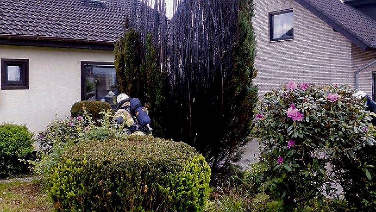 Lebensbäume - wie hier in Spenge - fangen beim Abflämmen von Unkraut schnell Feuer. | © Feuerwehr