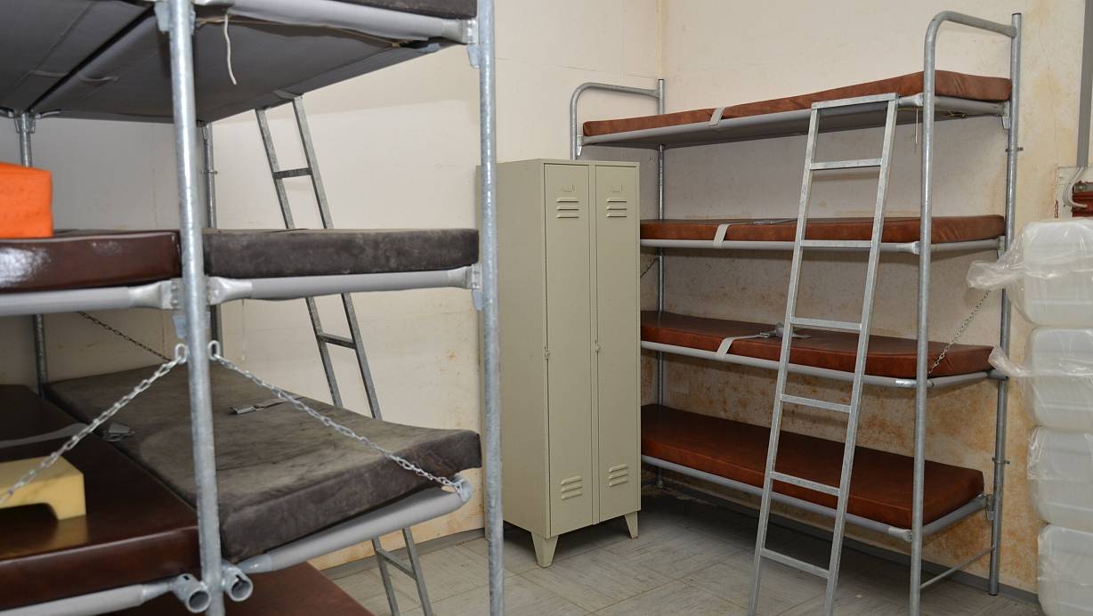 Zwölf Stockbetten und große Wasservorräte: Der Bunker im Kreis Gütersloh war für alle Fälle gerüstet. | © Jonas Damme