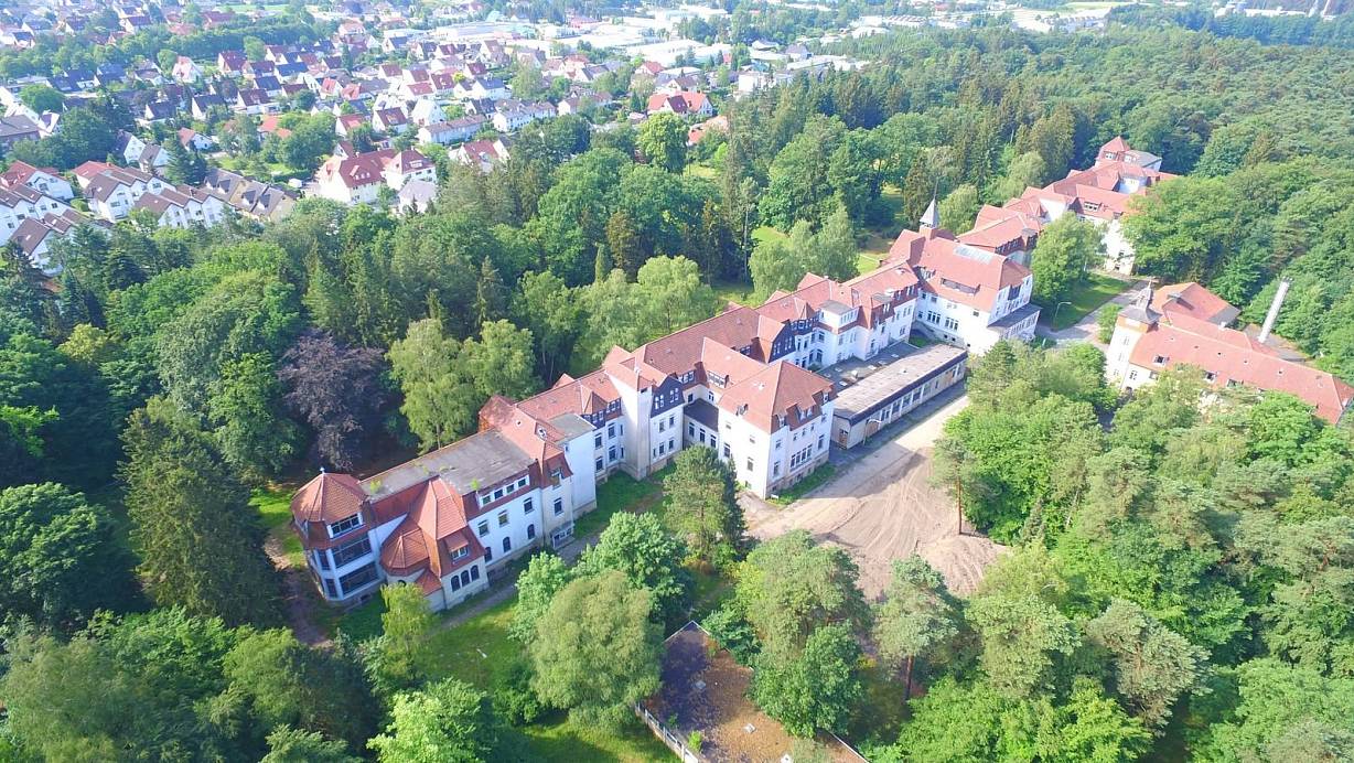 Weitere Bebauung im Park: Hinter dem Auguste-Viktoria-Stift will die Stadt Bad Lippspringe weitere Baugrundstücke für 50 Häuslebauer schaffen. | © Jens Reddeker