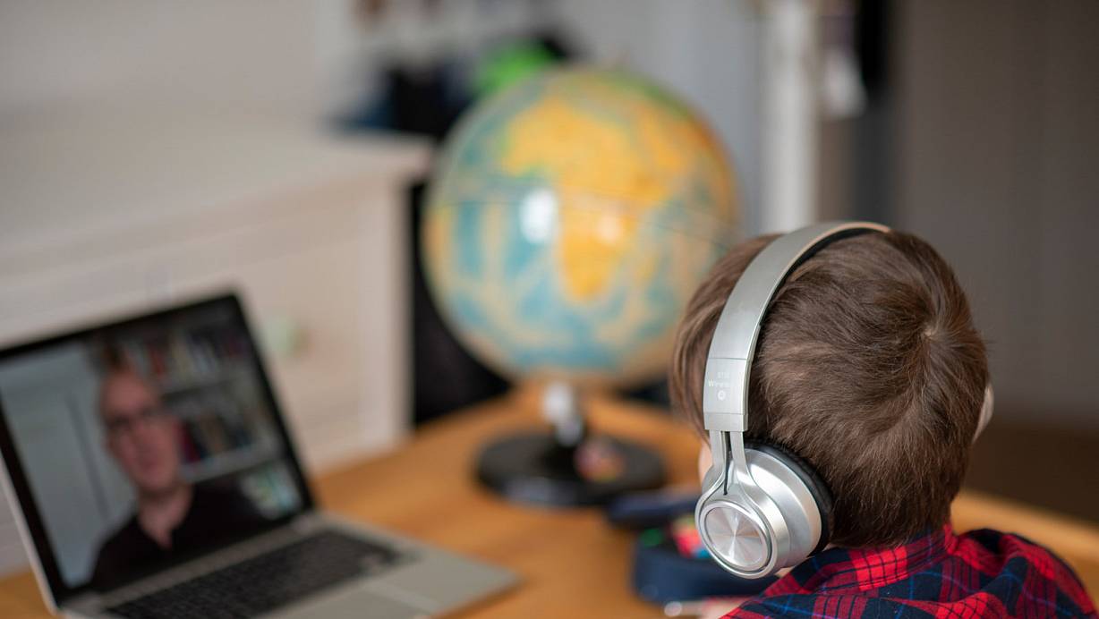 Ungeschützter Raum: Sind die Tools für Videokonferenzen nicht richtig konfiguriert, können sich Unbekannte einfach dazuschalten. Täter nutzen das, um Kindern Pornographie zu zeigen. | © picture alliance/dpa/dpa-Zentralbild | Stephan Schulz