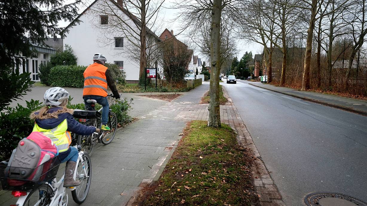 Am Pavenstädter Weg ist die derzeitige Verkehrsführung für Radfahrer unglücklich. | © Andreas Frücht