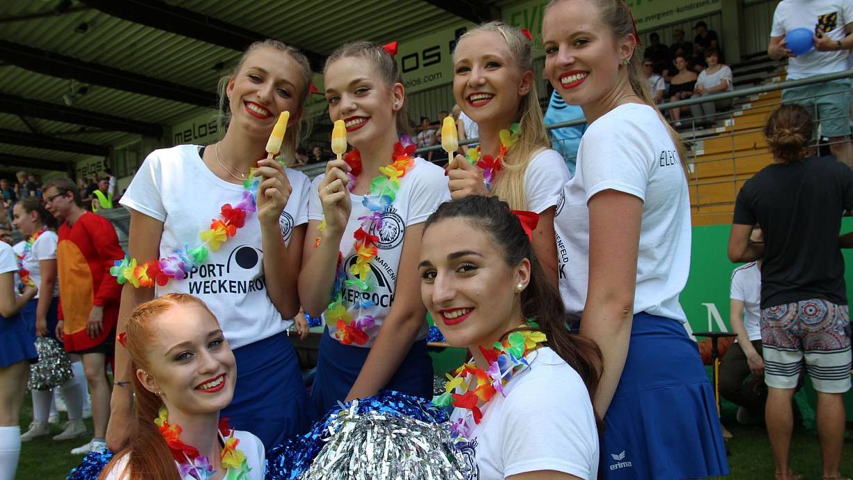 Paulina Filla (hinten v.l), Sophie Wittig, Mariella Bierfischer, Michelle Berger; Kim Drücker (vorne v.l.) und Nadja Kunxholli. | © Benedikt Schülter