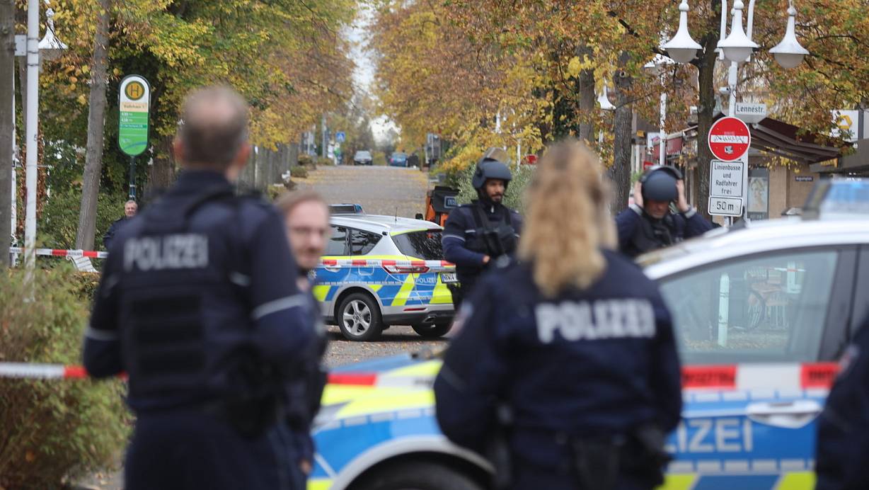 Seit über eine Woche sucht die Polizei einen vierten Mann, der möglicherweise bei der Messerstecherei in der Innenstadt von Bad Oeynhausen dabei war. | © Ulf Hanke