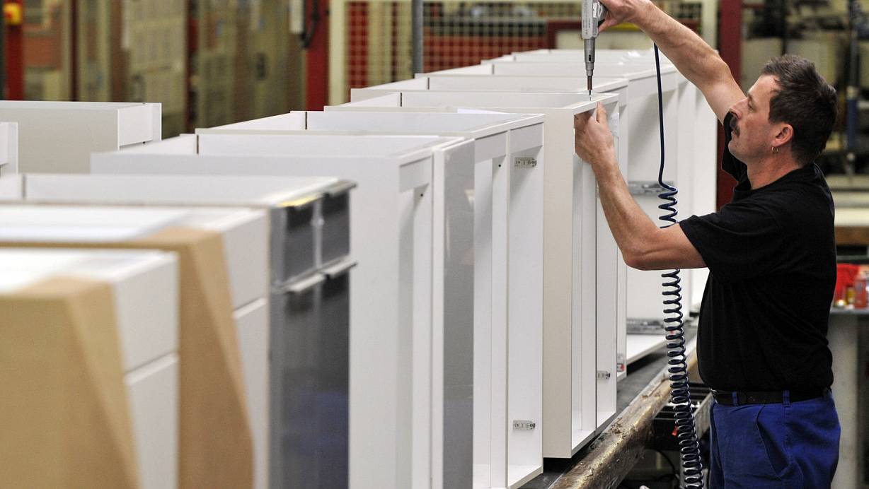 Der Umsatz des Küchenherstellers Alno war 2016 rückläufig. Ein Mitarbeiter baut hier einen Küchenschrank zusammen. | © picture alliance / dpa