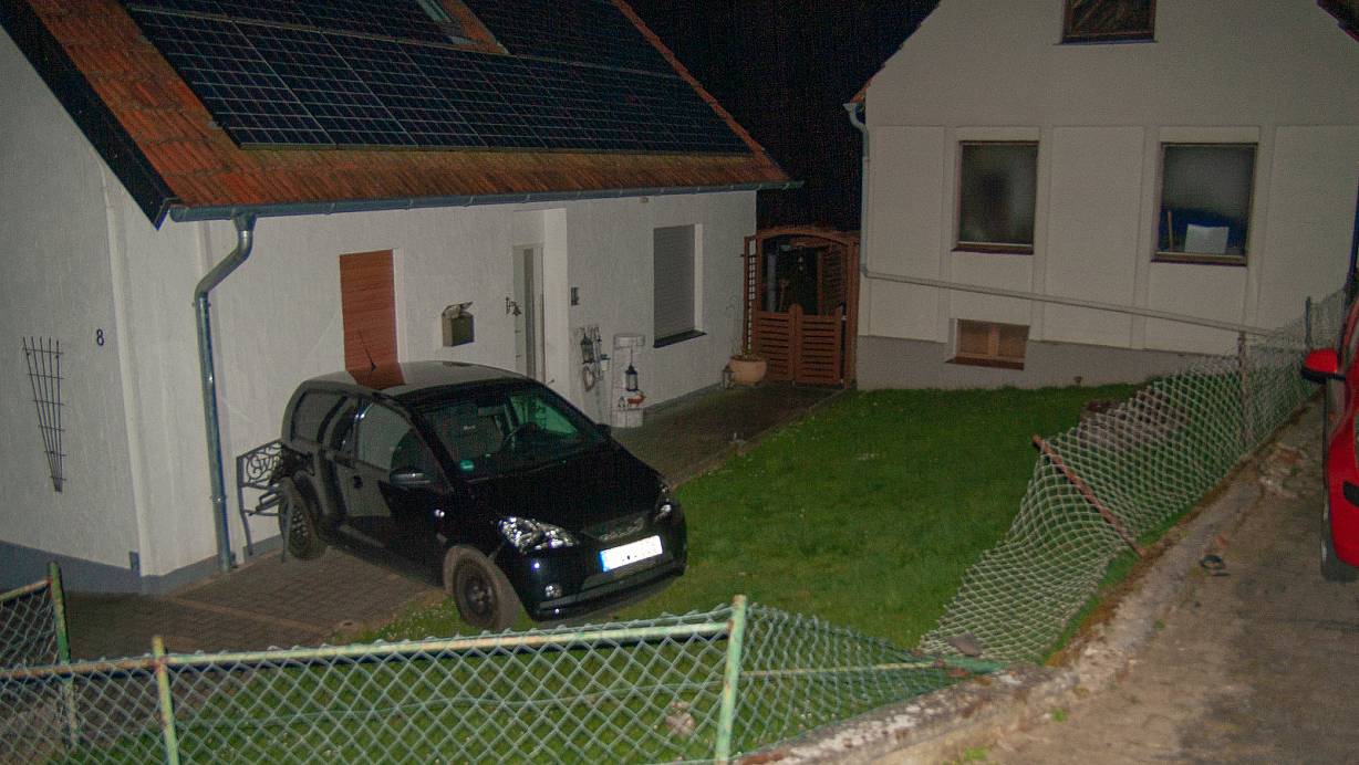 Im Lübbecker Ortsteil Gehlenbeck ist am Sonntagabend ein Fahrzeug gegen eine Hauswand gerollt. Dabei verletzte sich der Fahrer | © Noah Brümmelhorst