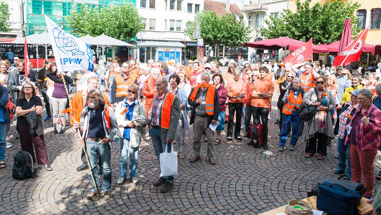 Kundgebung für sichere Fluchtwege: Gut 300 Menschen fordern ein Ende des Sterbens in Sahara und auf dem Mittelmeer und sichere Fluchtwege nach Europa. | © Ralf Bittner
