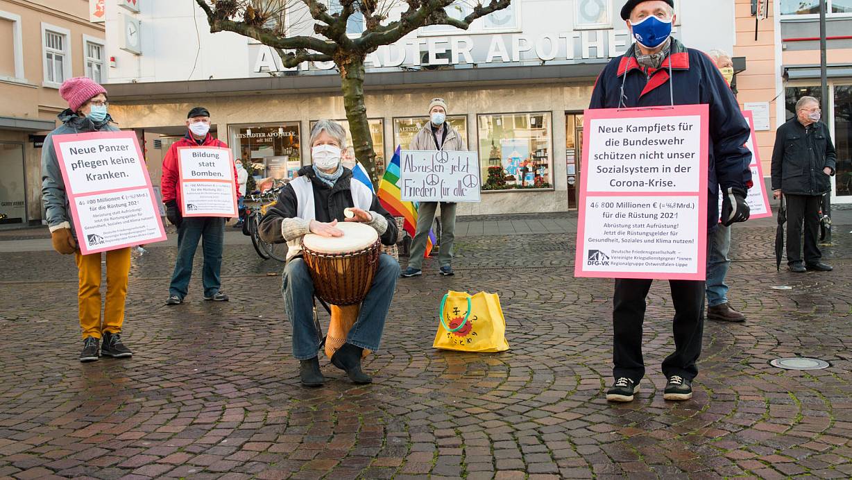 Auf dem Alten Markt fordern Vertreter von Friedensinitativen Abrüstung statt Aufrüstung. Anlass ist die nahende Verabschiedung des Bundeshaushaltes mit einem Rekord-Budget für die Verteidigung. | © Ralf Bittner