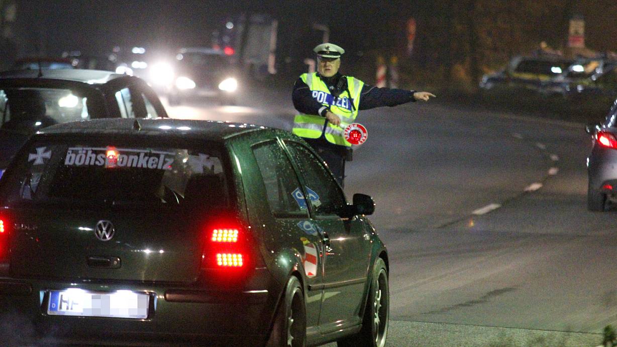 Verkehrskontrolle: Andreas Jürgensmeyer winkt einen Autofahrer aus dem Verkehr. Die Polizei zeigte am Freitagabend Präsenz in der Bad Oeynhausener Innenstadt. | © Ulf Hanke