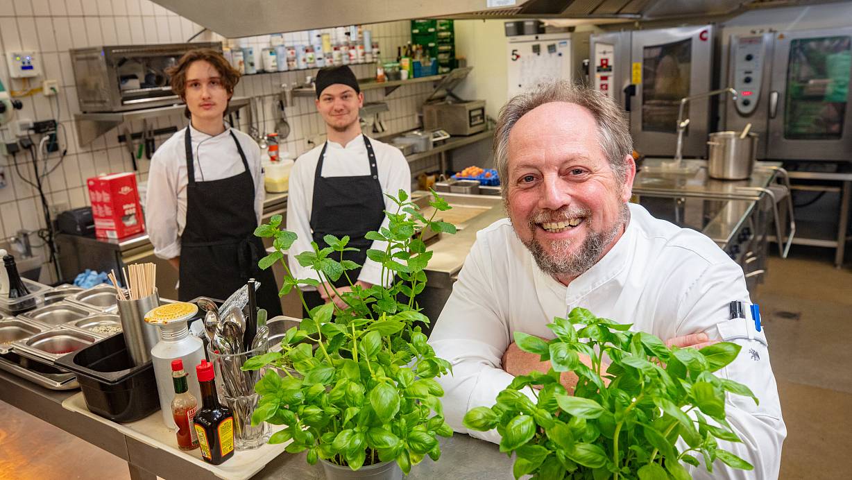 Küchenchef Eric Essen vom Mercure-Hotel mit Denny Reimann (17, links, Azubi im zweiten Lehrjahr) und Patrick Siemens (22, im dritten Lehrjahr). | © Mike-Dennis Müller