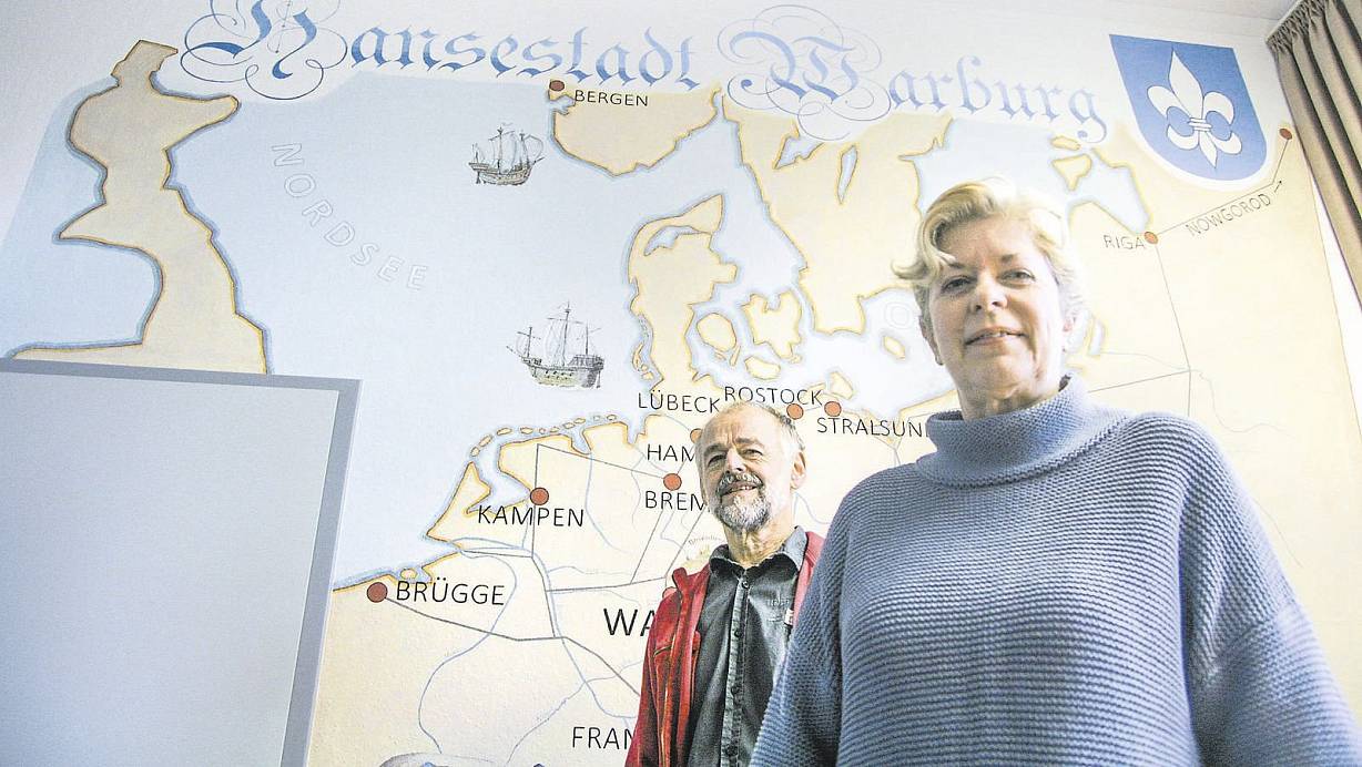 Geschichte: Das Künstlerpaar Hartmut und Christina Blei hat im Besprechungsraum 216 eine Wand unter dem Titel "Hansestadt Warburg" gestaltet. In einer Mischung aus malerischen und grafischen Komponenten soll es die Zeit von 1364 bis heute abbilden. | © Katharina Engelhardt