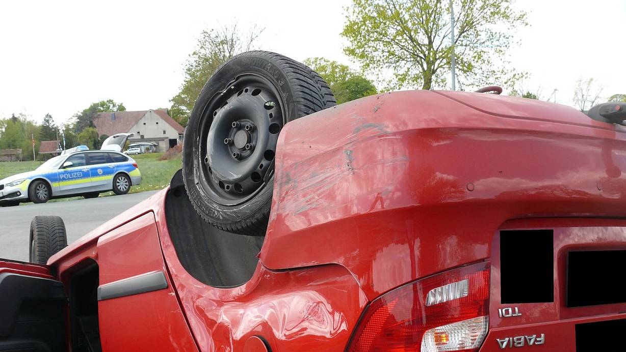 Der Skoda landete durch den Aufprallswucht auf dem Dach. Foto: Polizei Minden-Lübbecke | © Polizei Minden Lübbecke