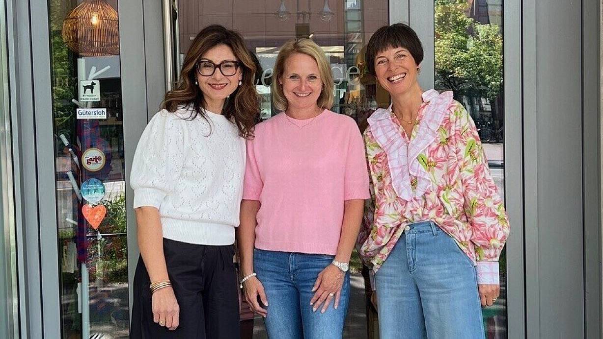Cira Bödecker (l.), Sabine Flöttmann (r.) und Andrea Grüninger vor dem Ladenlokal an der Blessenstätte 8. | © Privat