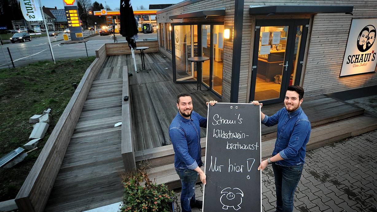 Klassisch modern: Philipp und Maximilian Schauerte (v.l.) vor ihrer Imbissbude in Isselhorst. Die Anmutung ist modern, doch die Brüder legen auch Wert darauf, dass es sich hier um eine klassische Pommesbude handelt. Allerdings sind die Zutaten ausgesuchter und teils raffinierter als 1977. | © Andreas Fruecht
