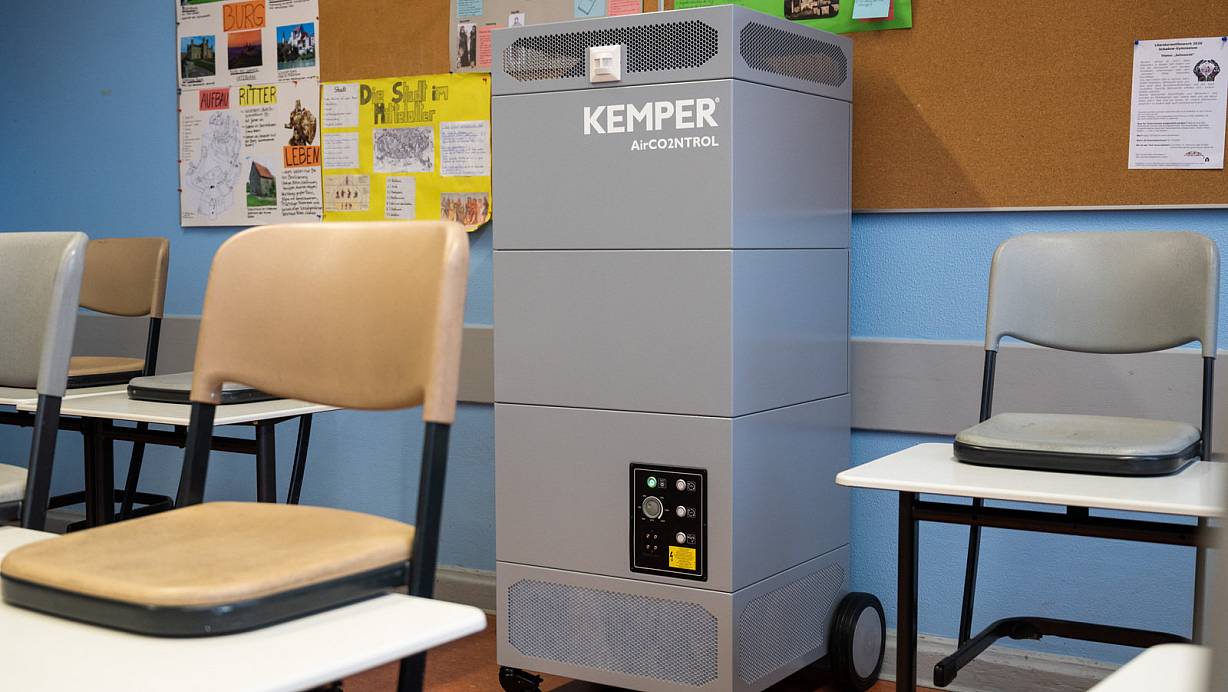 Effektiver als gedacht: Luftfilter können die Aerosol-Belastung in Klassenzimmern deutlich reduzieren. | © picture alliance/dpa | Christophe Gateau