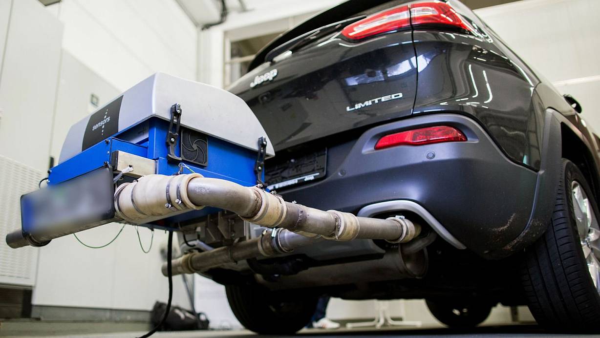 Mobile Messanlage: Angesichts des VW-Skandals und auffälliger Abgaswerte bei anderen Herstellern hat das Kraftfahrt-Bundesamt eine eigene Prüftechnik aufgebaut, hier in einer Halle des TÜV Nord. | © Foto: dpa/Marcel Kusch