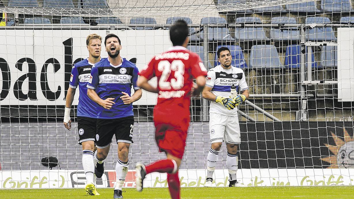 Der erste Nadelstich: Brian Behrendt, Florian Dick und Stefan Ortega (v. l.) sind nach dem Tor zum 0:1 frustriert. | © Christian Weische