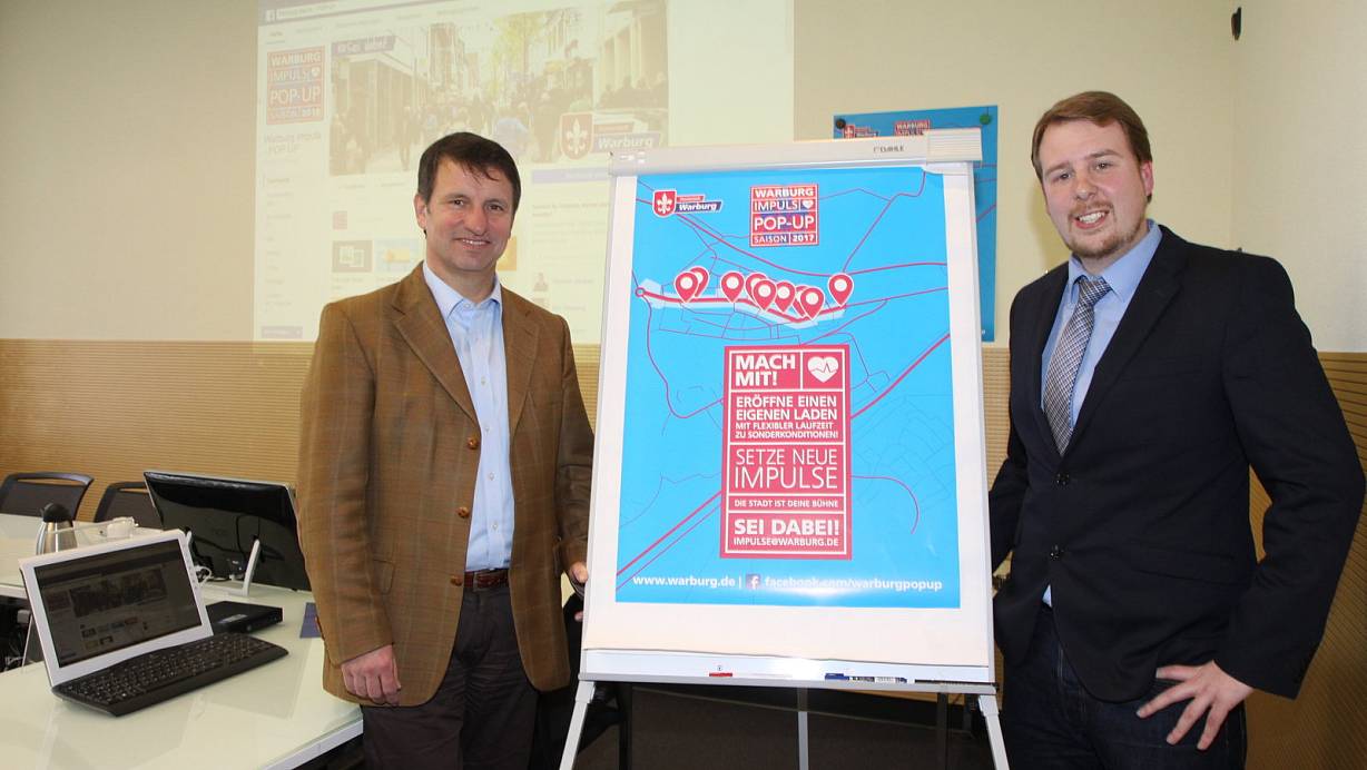 Erfolgreicher Kampf gegen Leerstände: Bürgermeister Michael Stickeln (l.) und Sören Spönlein (Stadtmarketing) präsentieren erste Ergebnisse des Konzepts "Laden auf Zeit". In der Hauptstraße 2 (ehemals Jagd & Moden) wird bald ein französisches Bistro eröffnen. | © Hermann Ludwig