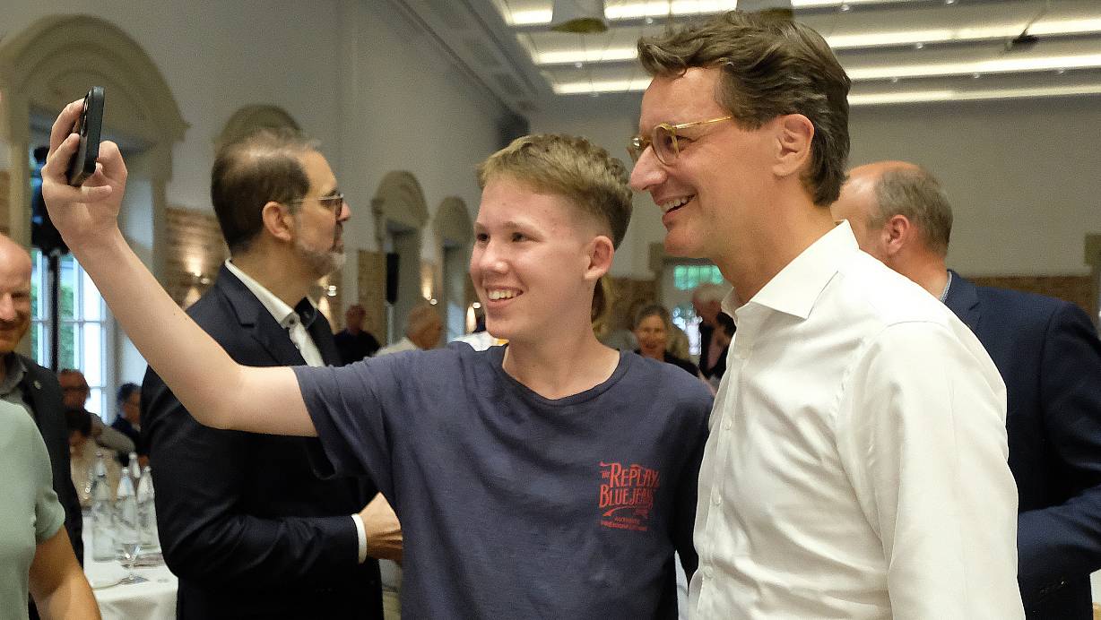Der Haller Marlon Westerbarkei von der Jungen Union machte ein Selfie mit dem NRW-Ministerpräsidenten. | © Andreas Frücht