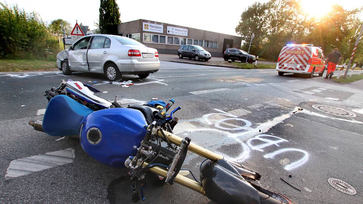 Bei diesem Unfall auf der Valdorfer Straße verletzte der angeklagte Motoradfahrer sich selbst und eine Autofahrerin schwer. | © Ulf Hanke