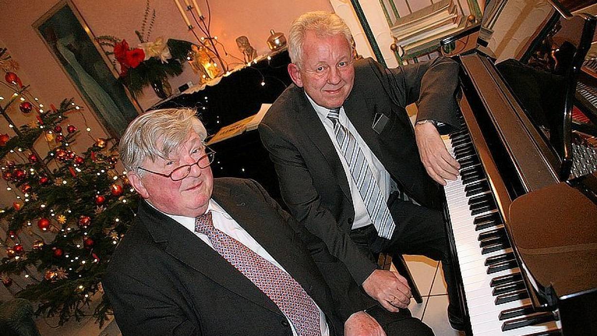 Siegfried Schubert-Weber (l.) und Gerhard Meyer sind ein eingespieltes Team, auch auf dem schwarzen Steinway-Flügel von Barbara Lundgreen. | © FOTO: KLAAS BÜKER