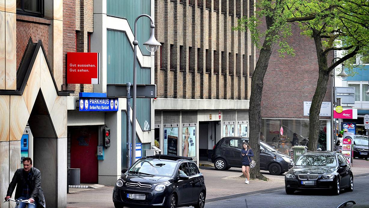 Das Karstadt-Parkhaus ist arg in die Jahre gekommen. Unser Autor wäre für einen Abriss. | © Andreas Frücht
