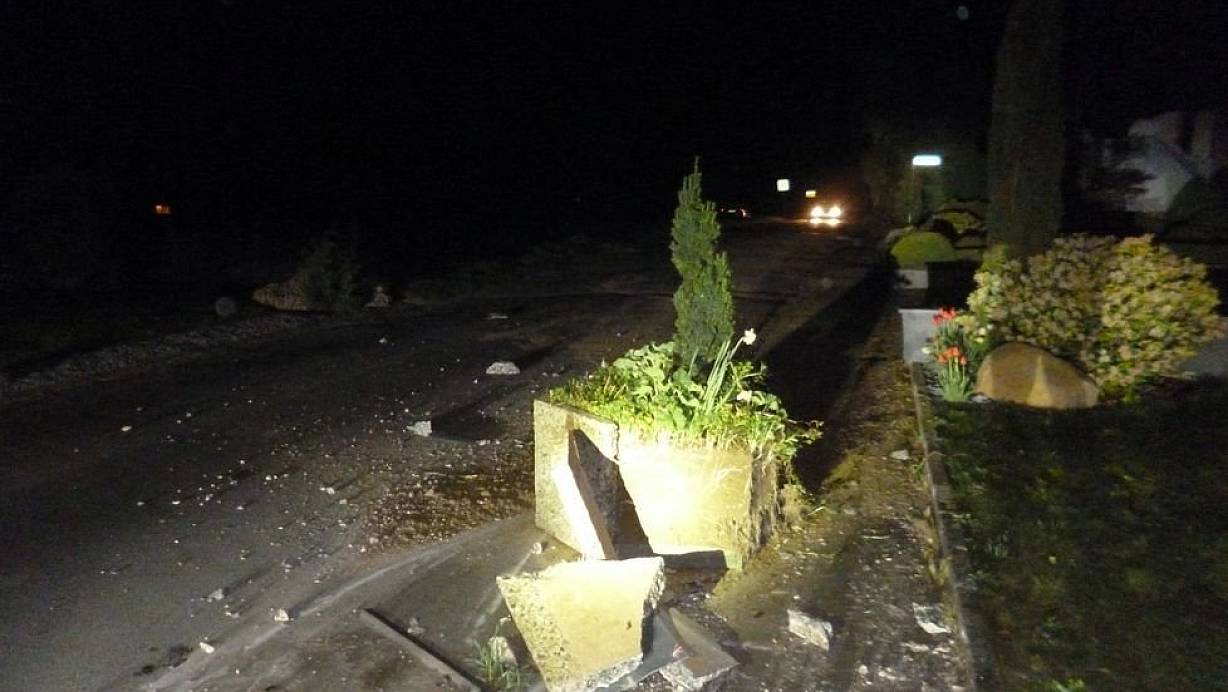 Ein Autofahrer prallte auf der Lusmühlenstraße gegen einen Pflanzenkübel, der durch den Aufprall zertrümmert wurde. | © Polizei