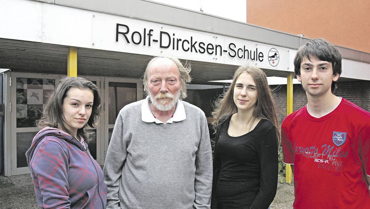 Vor dem Schulgebäude: Leiter Hans-Ulrich Hartwig wird am heutigen Mittwoch in der Aula den letzten Jahrgang der Rolf-Dircksen-Schule verabschieden. Dazu gehören auch Anna, Stella und Marvin (alle 16 Jahre). | © Ekkehard Wind