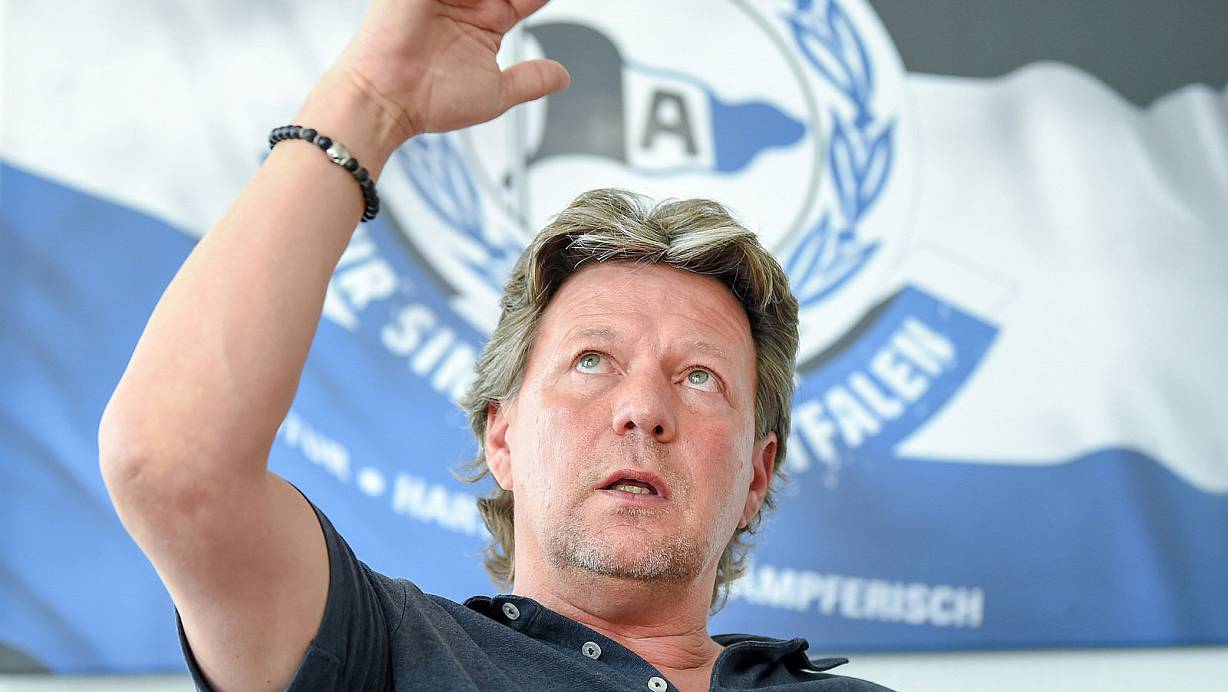 Blick nach oben: Arminias Trainer Jeff Saibene erklärt seine Fußball-Philosophie. | © Christian Weische